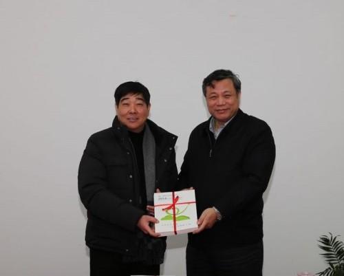 演出前,沈卫国向王超赠送2014年社会责任报告
